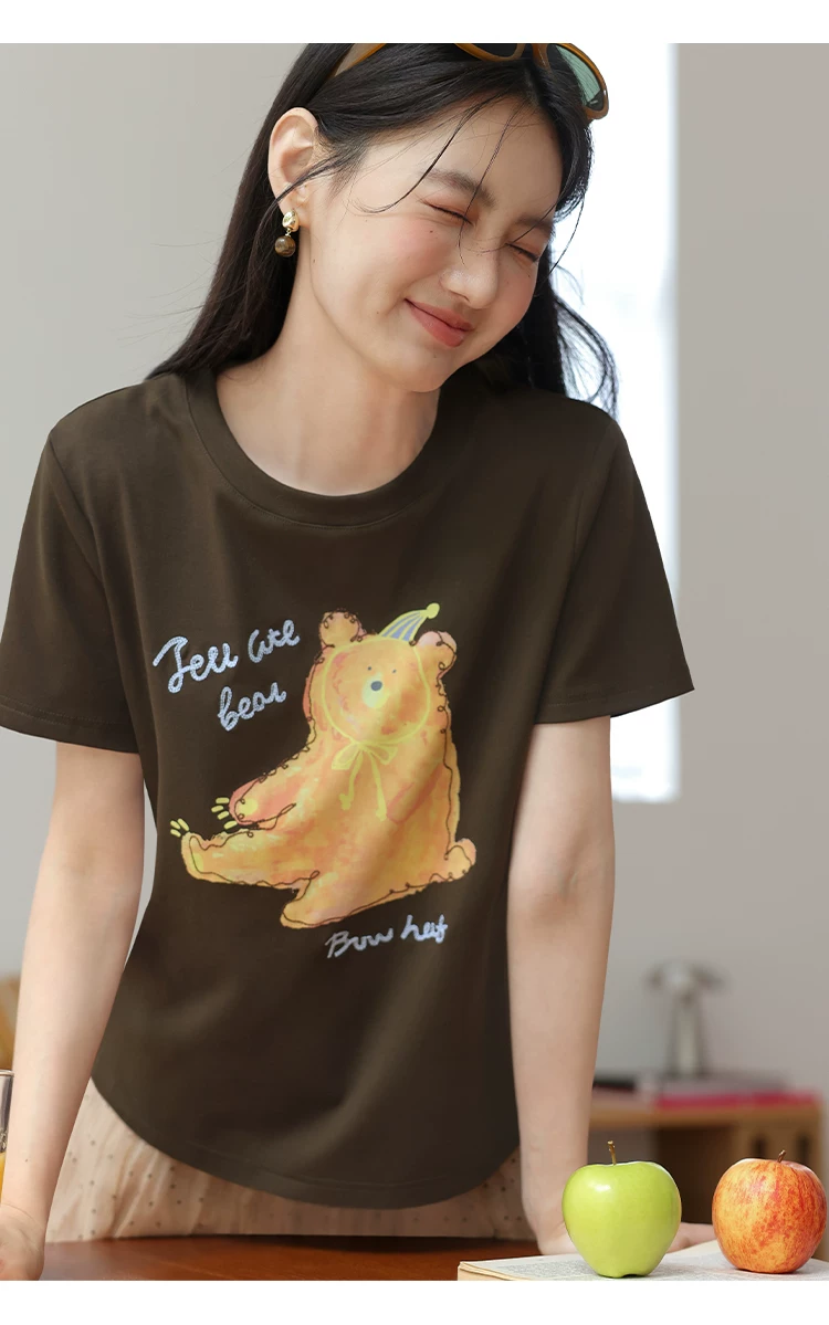 大尺碼夏日短袖T恤女2026新款咖啡色小熊印花巨好看減齡上衣,大尺碼夏日短袖T恤女2026新款咖啡色小熊印花巨好看減齡上衣,HBFS1300,大尺碼夏日短袖T恤女2026新款咖啡色小熊印花巨好看減齡上衣,中大尺碼,童趣印花
