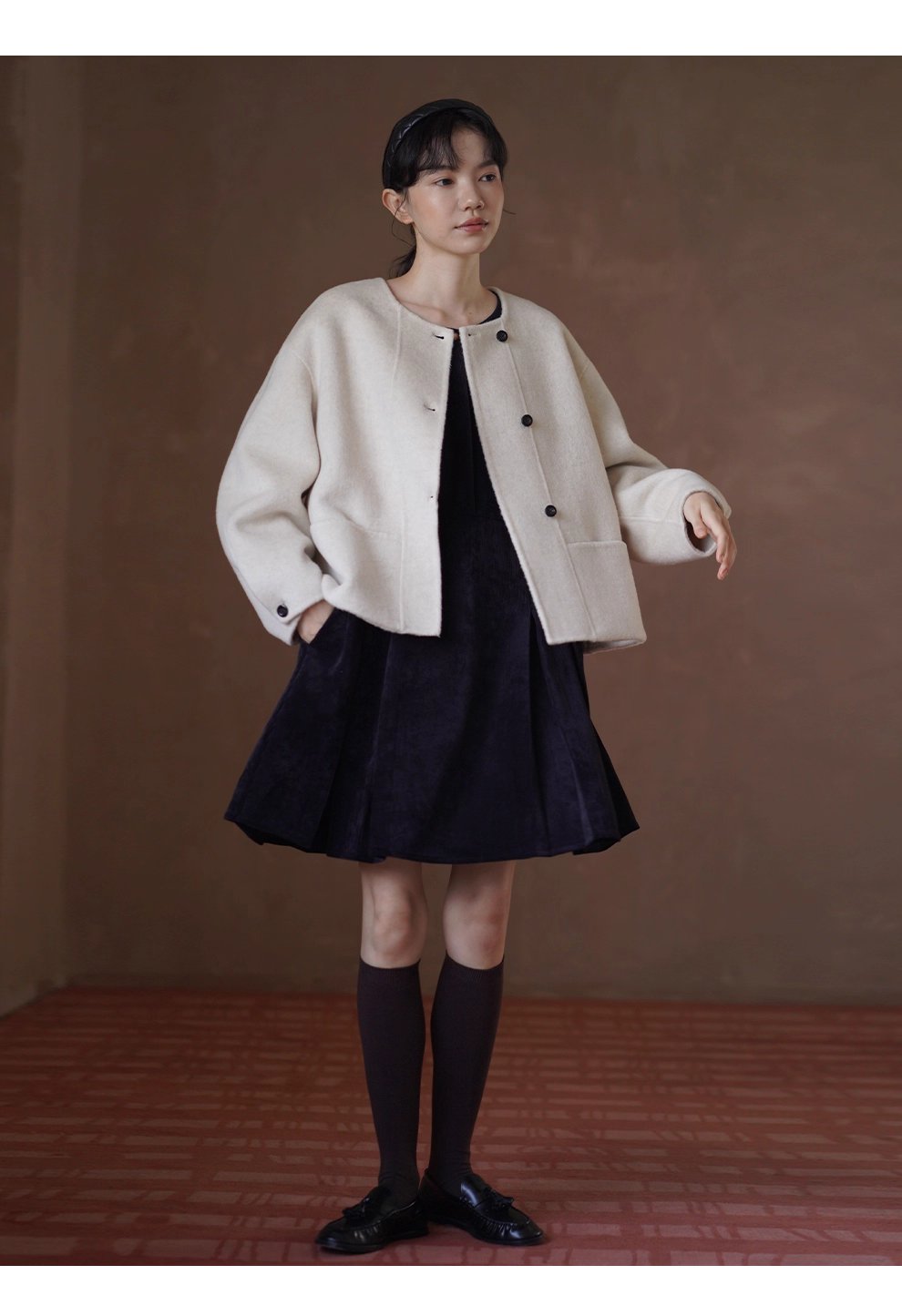 復古暖調絨面細密豎條燈芯絨寬鬆微A版型金扣顯瘦洋裝