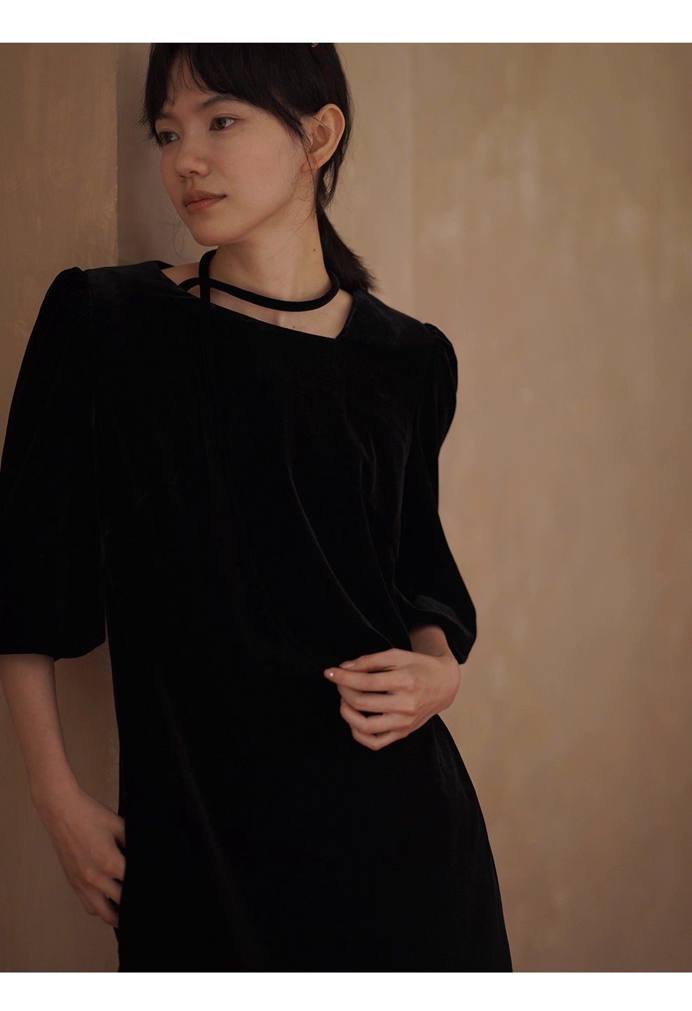 略施粉黛優雅宴會高克重品質絲絨繫帶不對稱領洋裝女