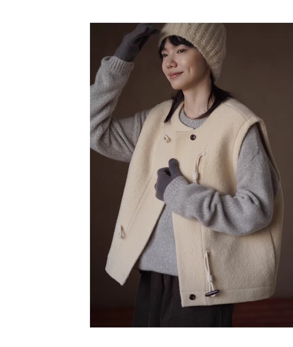 100綿羊毛顆粒肌理感牛角扣馬甲休閒寬鬆疊穿絎棉呢外套,100綿羊毛顆粒肌理感牛角扣馬甲休閒寬鬆疊穿絎棉呢外套,HBEW5100,100綿羊毛顆粒肌理感牛角扣馬甲休閒寬鬆疊穿絎棉呢外套,牛角排扣,羊毛100%