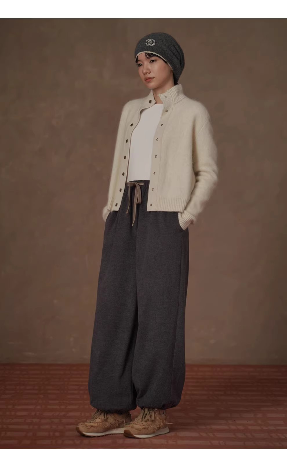 擁抱溫暖舒適輕盈蓬拉絨綿羊毛混紡立領保暖毛衣開襟衫女,擁抱溫暖舒適輕盈蓬拉絨綿羊毛混紡立領保暖毛衣開襟衫女,HBEW5110,擁抱溫暖舒適輕盈蓬拉絨綿羊毛混紡立領保暖毛衣開襟衫女,立領排扣,羊毛混紡