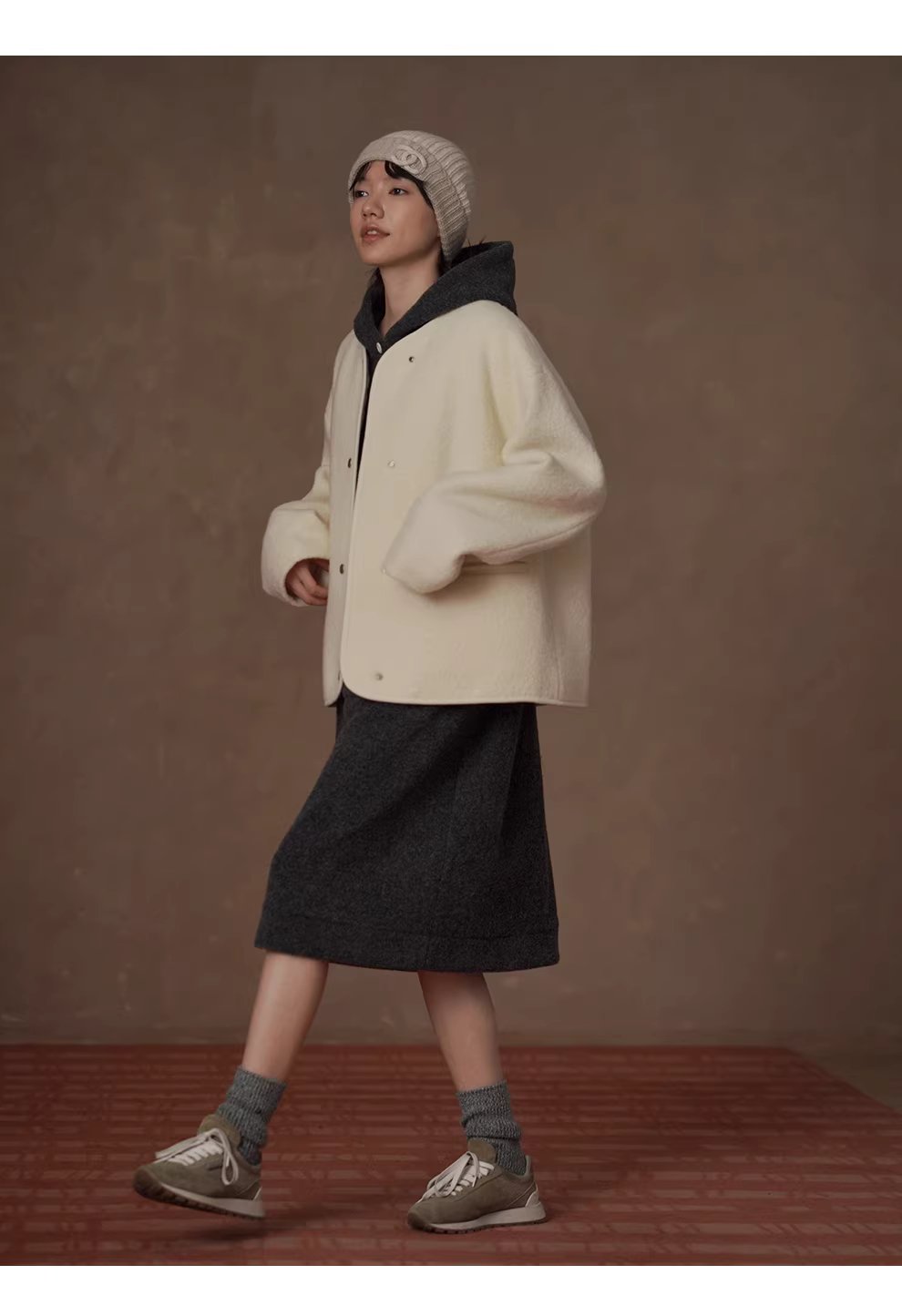 雪霜奶皮子100綿羊毛寬鬆V領保暖絎棉加厚羊羔毛外套女,雪霜奶皮子100綿羊毛寬鬆V領保暖絎棉加厚羊羔毛外套女,HBEW5113,雪霜奶皮子100綿羊毛寬鬆V領保暖絎棉加厚羊羔毛外套女,俐落剪裁,羊毛100%