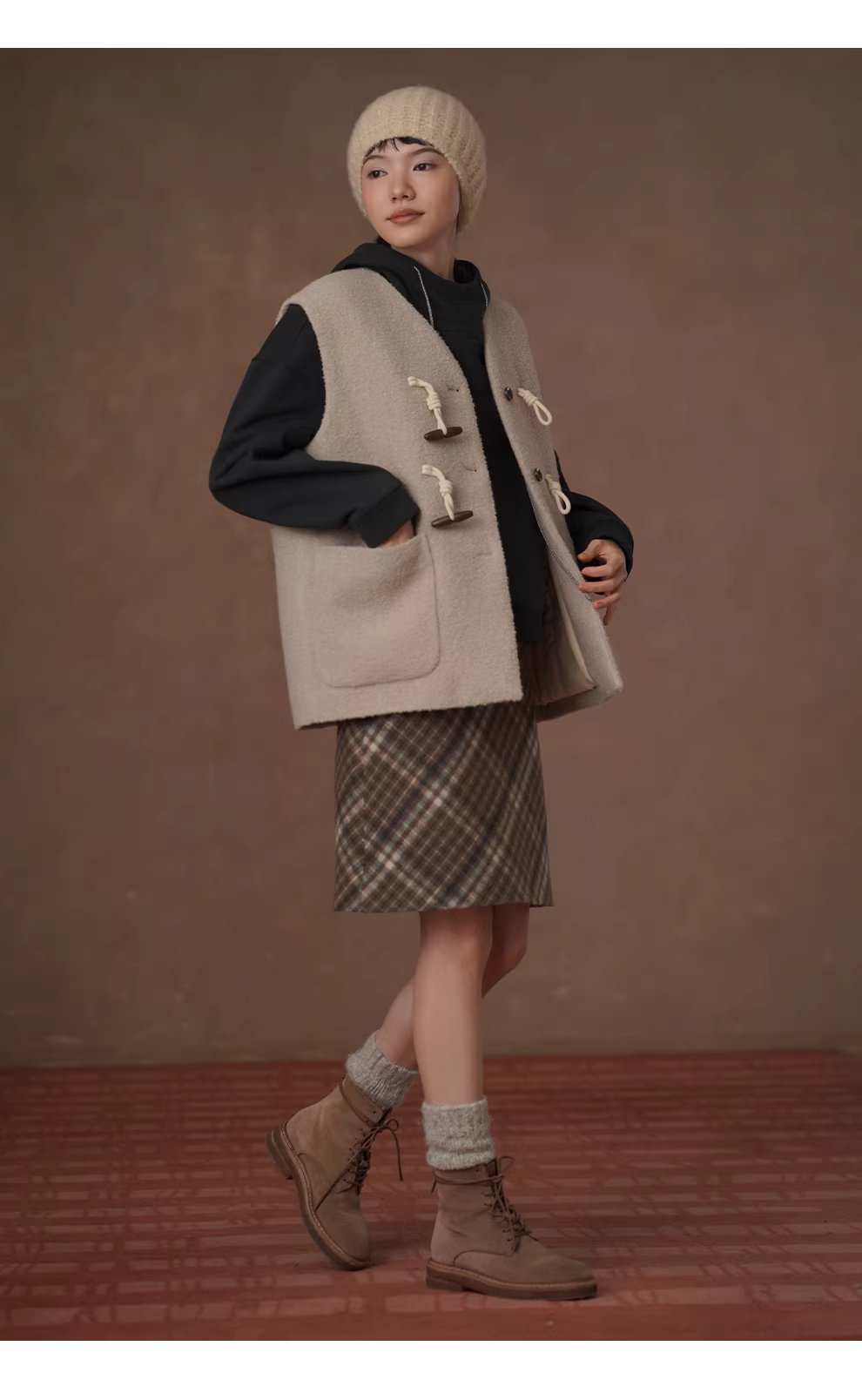 聖誕詩集高含量羊毛圈紗加厚絎棉牛角扣寬鬆V領馬甲女,聖誕詩集高含量羊毛圈紗加厚絎棉牛角扣寬鬆V領馬甲女,HBEW5118,聖誕詩集高含量羊毛圈紗加厚絎棉牛角扣寬鬆V領馬甲女,牛角排扣,羊毛混紡