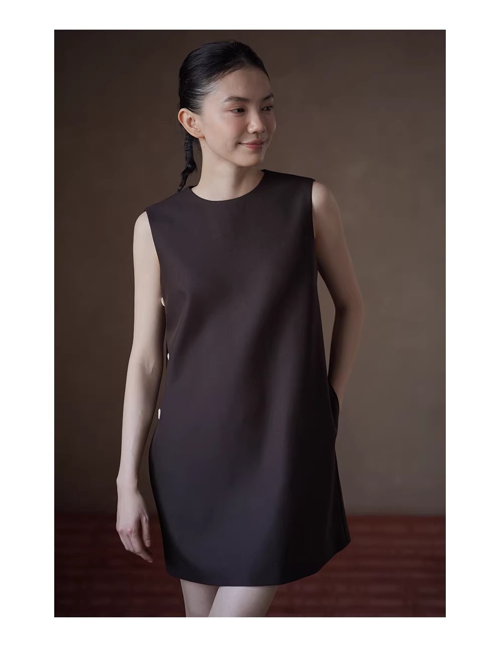 濃鬱撞色側縫琴扣設計短版疊穿圓領小個子背心洋裝,濃鬱撞色側縫琴扣設計短版疊穿圓領小個子背心洋裝,HBFS7010,濃鬱撞色側縫琴扣設計短版疊穿圓領小個子背心洋裝,舒適抗皺,適各身形