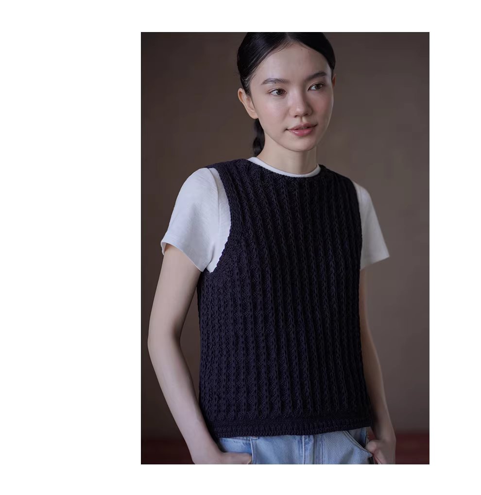 哥德肌理重工垂直絞花針織工藝半高領顯瘦無袖針織背心,哥德肌理重工垂直絞花針織工藝半高領顯瘦無袖針織背心,HBFS1045,哥德肌理重工垂直絞花針織工藝半高領顯瘦無袖針織背心,版型舒適,立體紋理