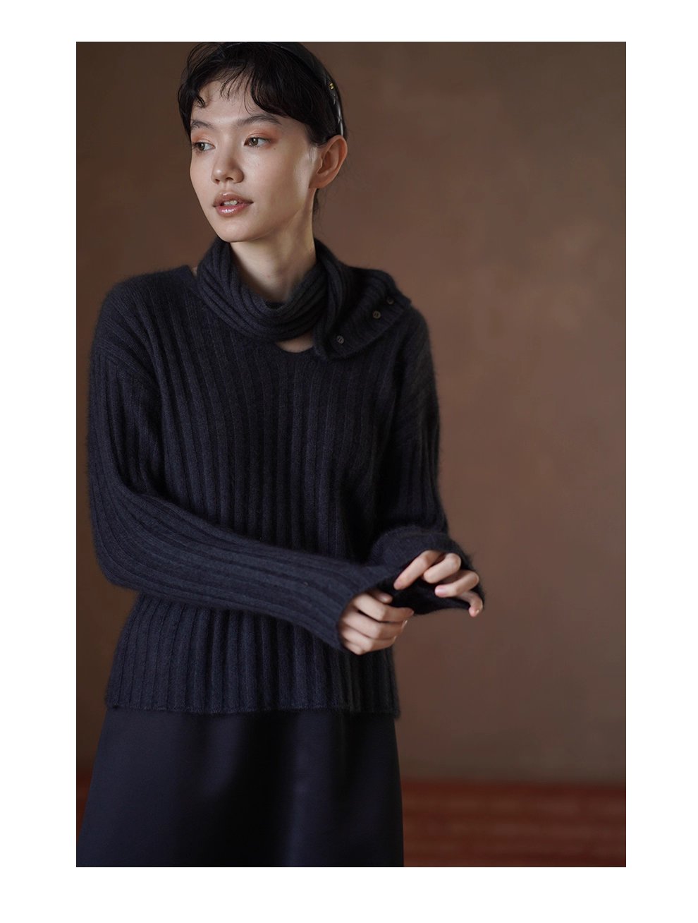 慵懶濾鏡兔毛羊毛混紡粗坑條可拆卸圍巾V領紐扣針織上衣