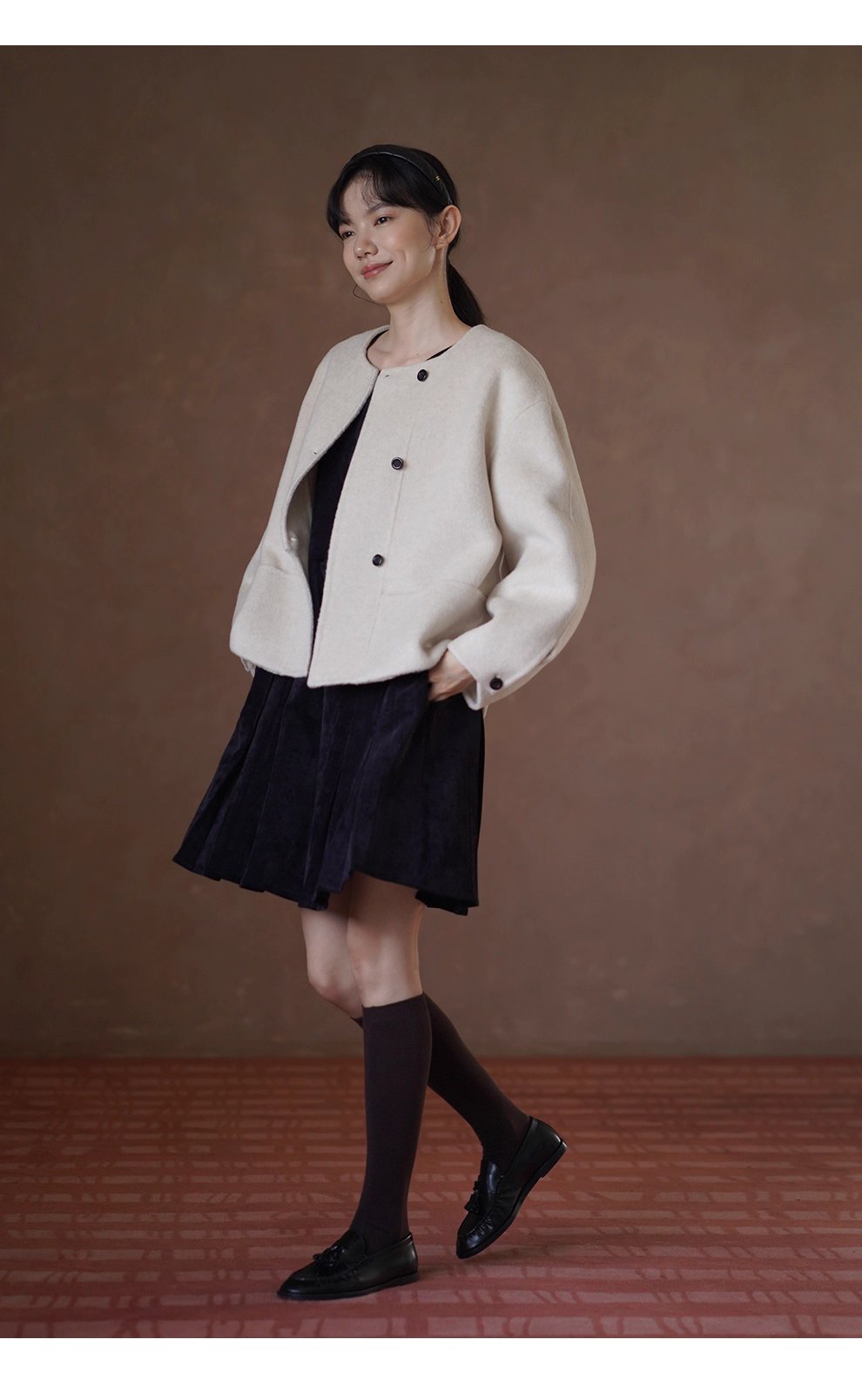 復古暖調絨面細密豎條燈芯絨寬鬆微A版型金扣顯瘦洋裝