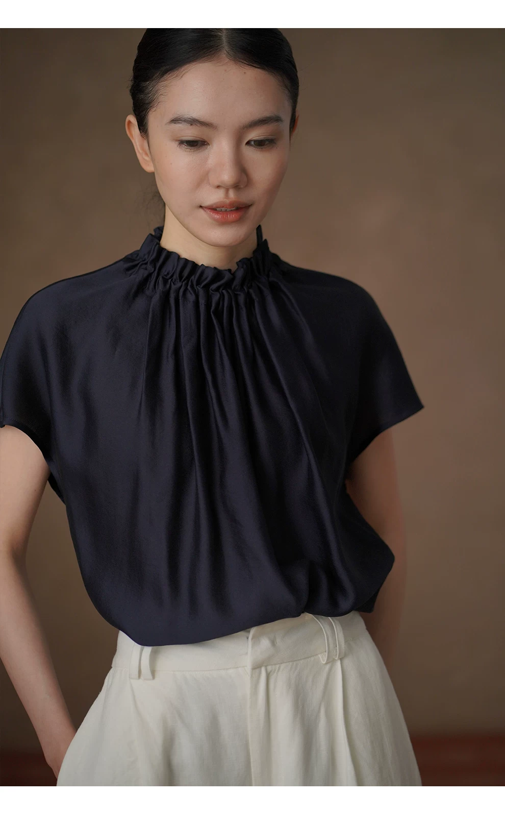 品質光澤緞感垂墜順滑捏褶花邊立領通勤顯瘦蝙蝠袖襯衫,品質光澤緞感垂墜順滑捏褶花邊立領通勤顯瘦蝙蝠袖襯衫,HBFS1102,品質光澤緞感垂墜順滑捏褶花邊立領通勤顯瘦蝙蝠袖襯衫,質感面料,木耳立領