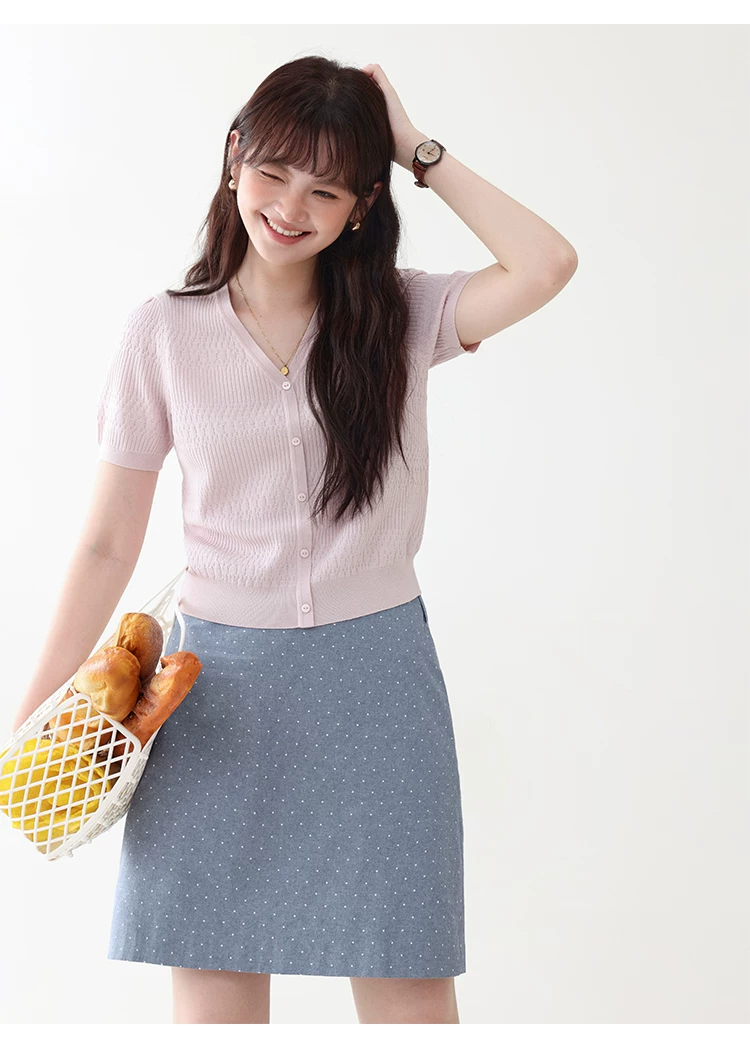 甜美純色v領單排扣針織衫女26夏季新款慵懶溫柔上衣,甜美純色v領單排扣針織衫女26夏季新款慵懶溫柔上衣,HBFS1113,甜美純色v領單排扣針織衫女26夏季新款慵懶溫柔上衣,V領排扣,薄款針織