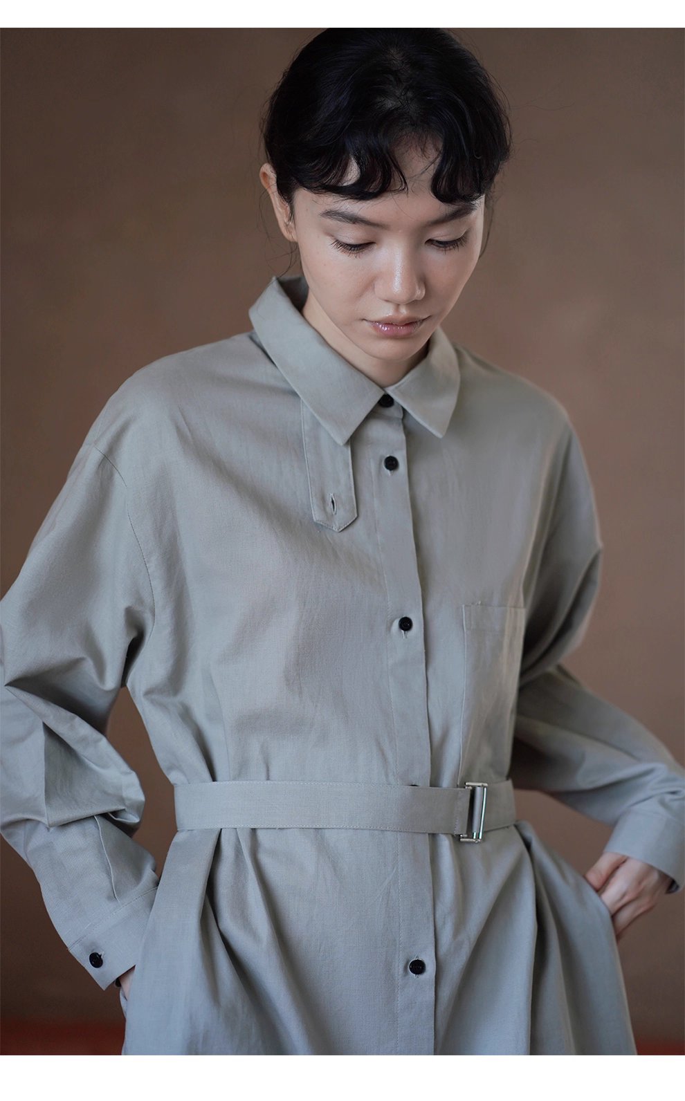 日常友善清透亞麻棉混紡襯衫領寬鬆H版型腰帶通勤洋裝
