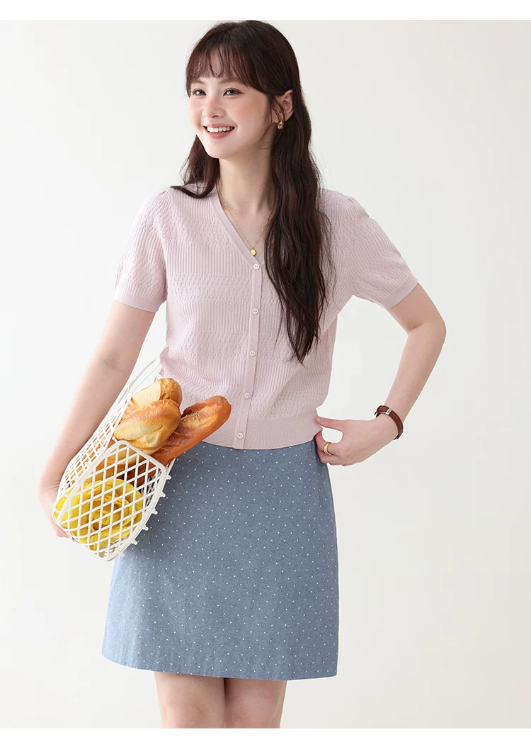 甜美純色v領單排扣針織衫女26夏季新款慵懶溫柔上衣,甜美純色v領單排扣針織衫女26夏季新款慵懶溫柔上衣,HBFS1113,甜美純色v領單排扣針織衫女26夏季新款慵懶溫柔上衣,V領排扣,薄款針織