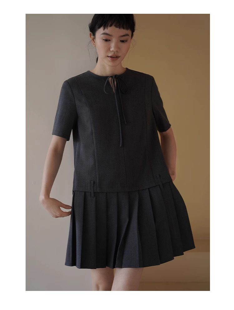 時髦優等生洋裝低腰拼接百褶裙擺寬鬆繫帶領顯瘦裙子,時髦優等生洋裝低腰拼接百褶裙擺寬鬆繫帶領顯瘦裙子,HBES7043,時髦優等生洋裝低腰拼接百褶裙擺寬鬆繫帶領顯瘦裙子,領口繫繩,百褶拼接