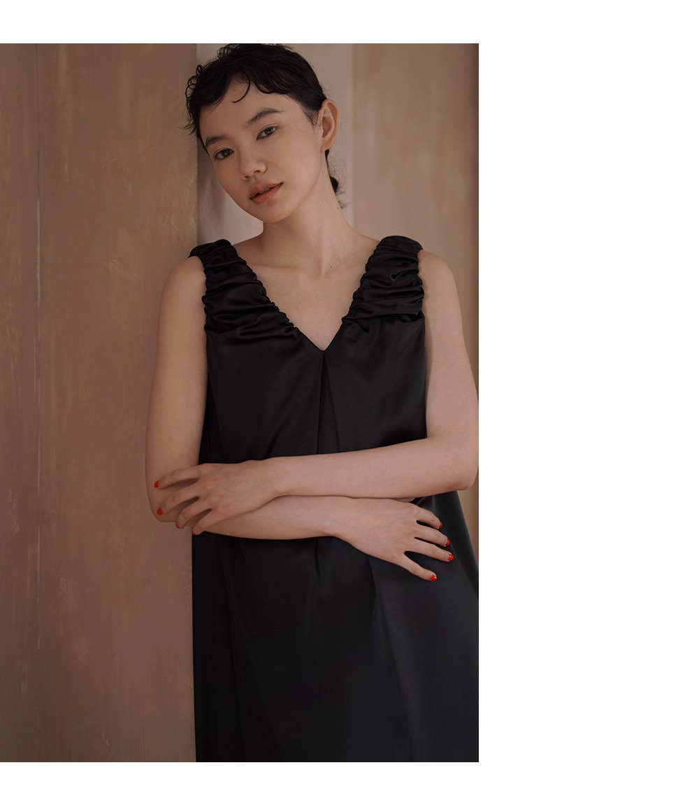 貴氣質感緞面簡約法式V領洋裝手工扭褶肩帶寬鬆背心裙