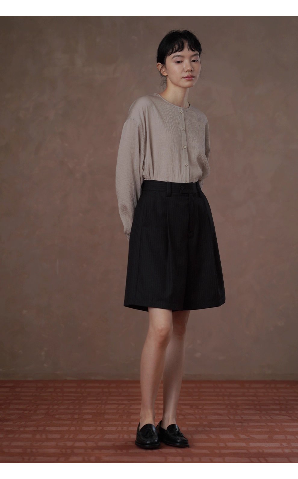 白櫻裊裊微亮光澤肌理感寬鬆顯瘦圓領通勤簡約長袖襯衫