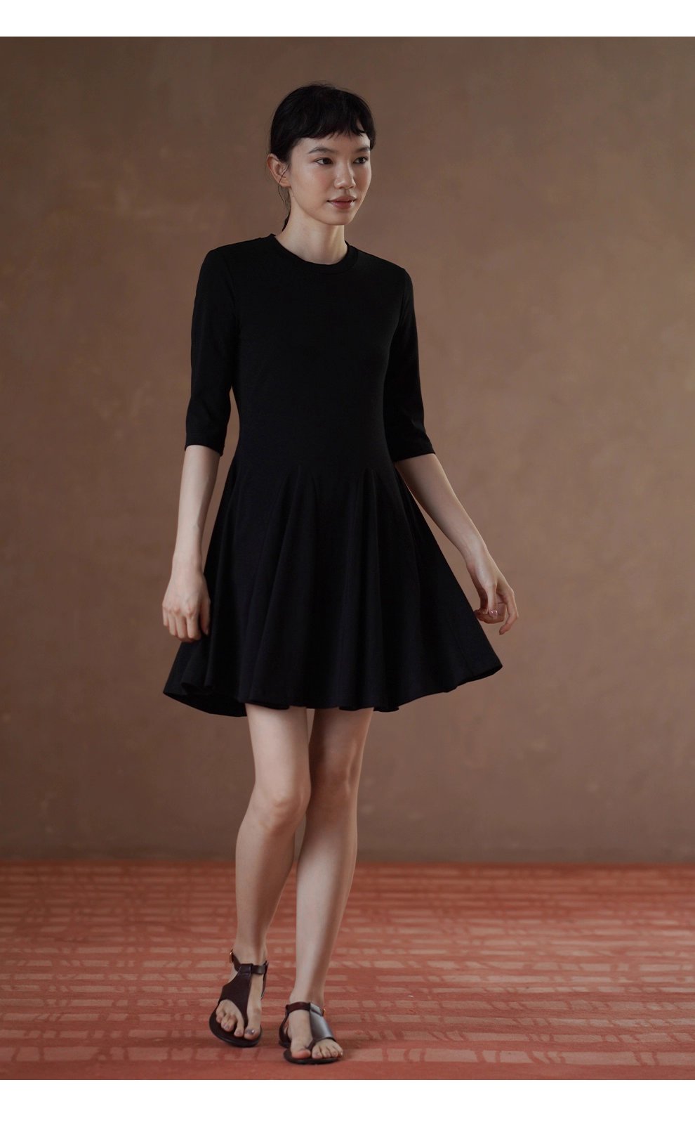 百穿不膩經典小黑裙彈性合身顯瘦收腰A字下擺短洋裝