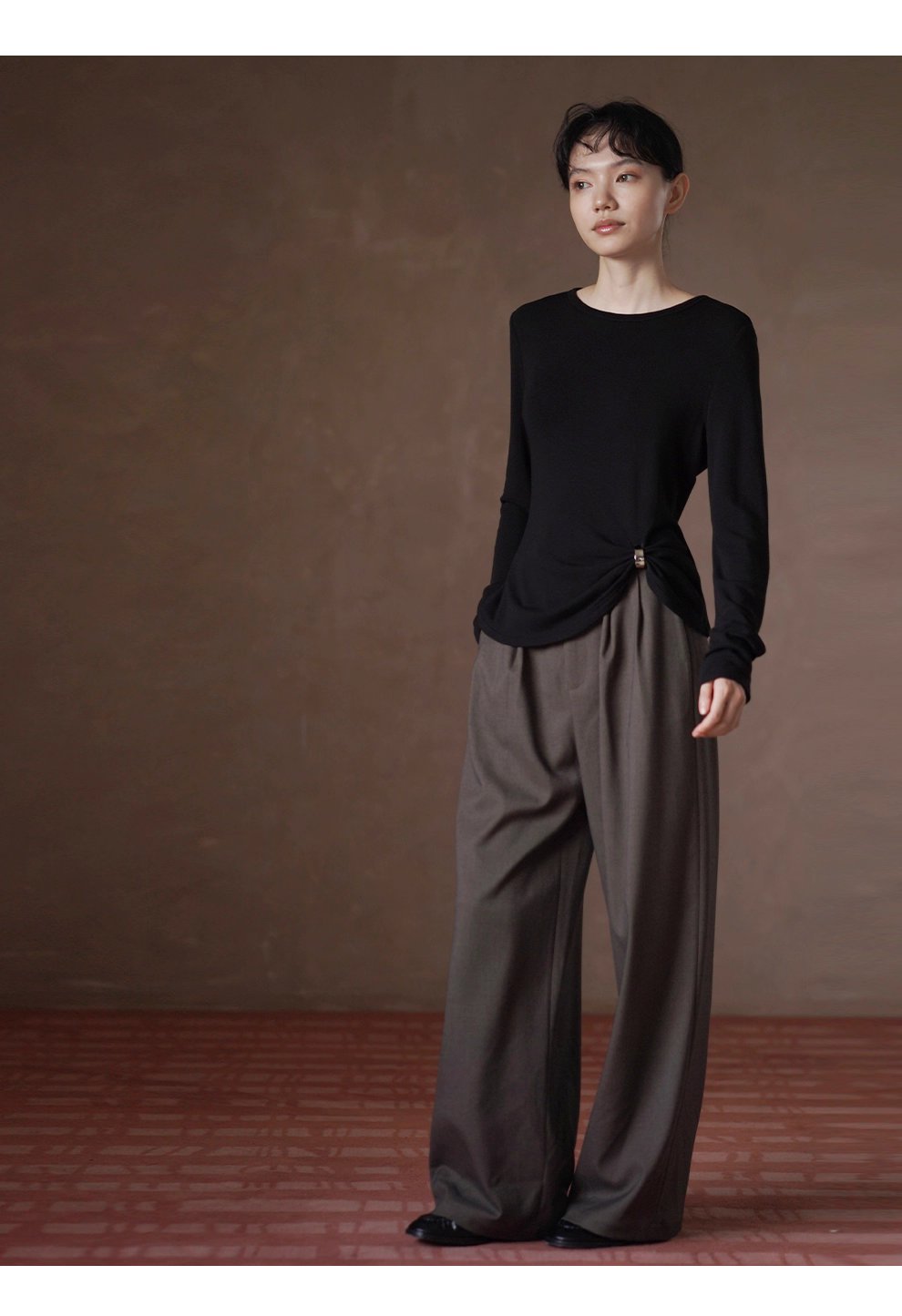 先鋒極簡感金屬扣蝴蝶結下擺圓領彈性基礎長袖內搭T恤女