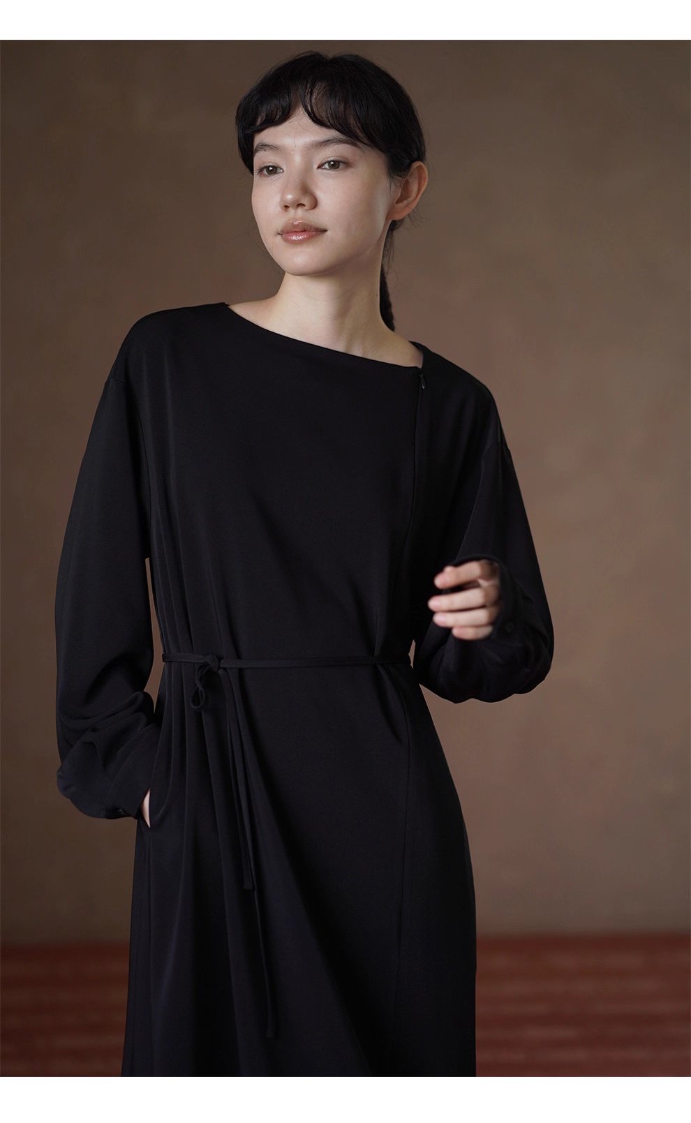 簡約乾淨線條拉鍊不規則門襟設計通勤寬鬆顯瘦洋裝女