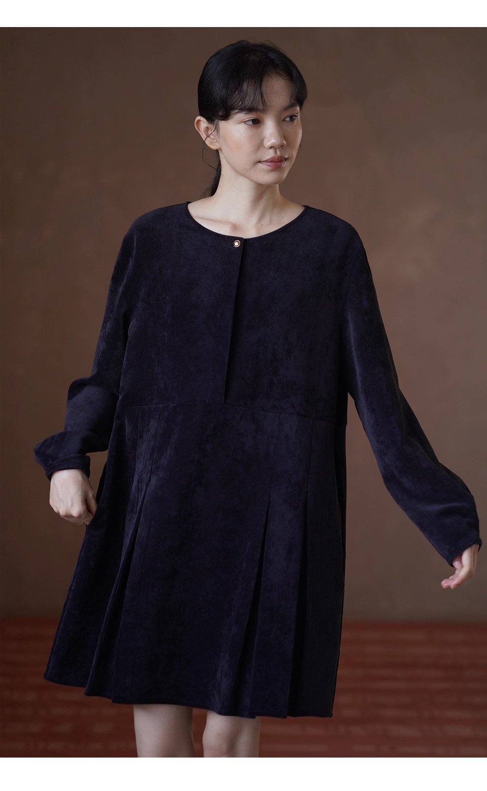 復古暖調絨面細密豎條燈芯絨寬鬆微A版型金扣顯瘦洋裝