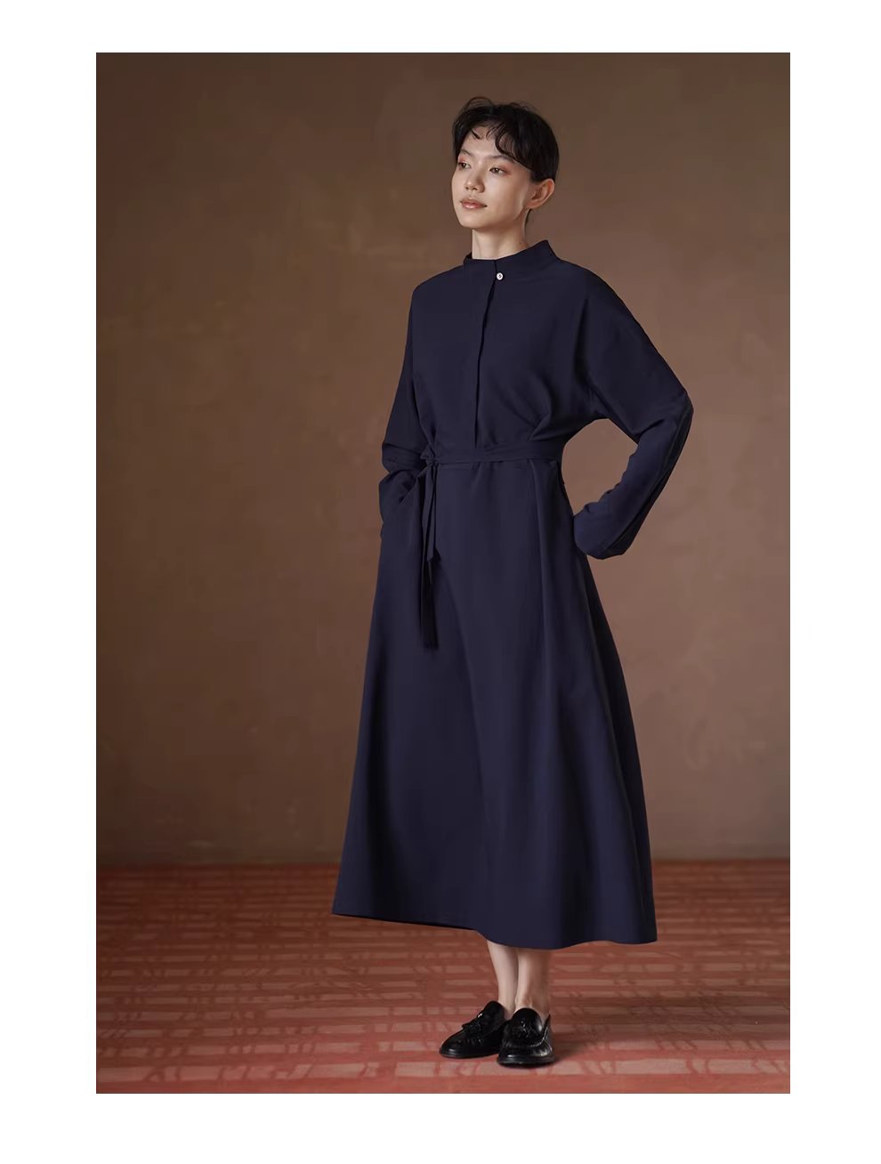 通勤氛圍垂順不易皺立領半開襟設計寬鬆直筒長洋裝,通勤氛圍垂順不易皺立領半開襟設計寬鬆直筒長洋裝,HBEW7058,通勤氛圍垂順不易皺立領半開襟設計寬鬆直筒長洋裝,立領單扣,腰間綁帶