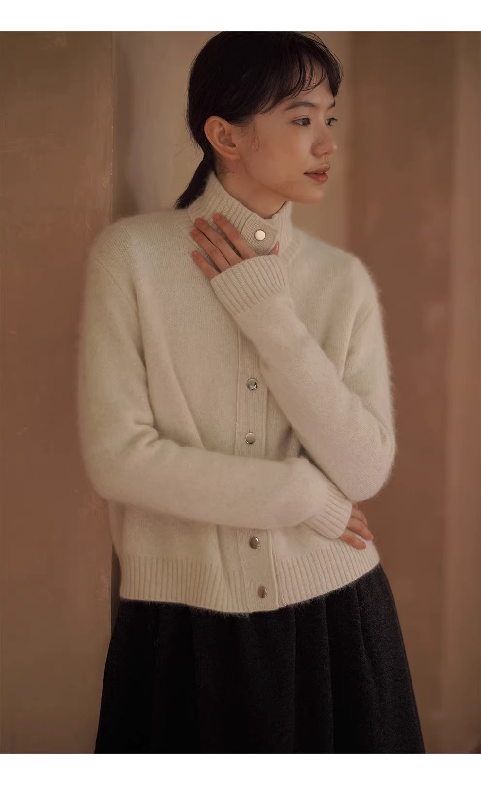 擁抱溫暖舒適輕盈蓬拉絨綿羊毛混紡立領保暖毛衣開襟衫女,擁抱溫暖舒適輕盈蓬拉絨綿羊毛混紡立領保暖毛衣開襟衫女,HBEW5110,擁抱溫暖舒適輕盈蓬拉絨綿羊毛混紡立領保暖毛衣開襟衫女,立領排扣,羊毛混紡