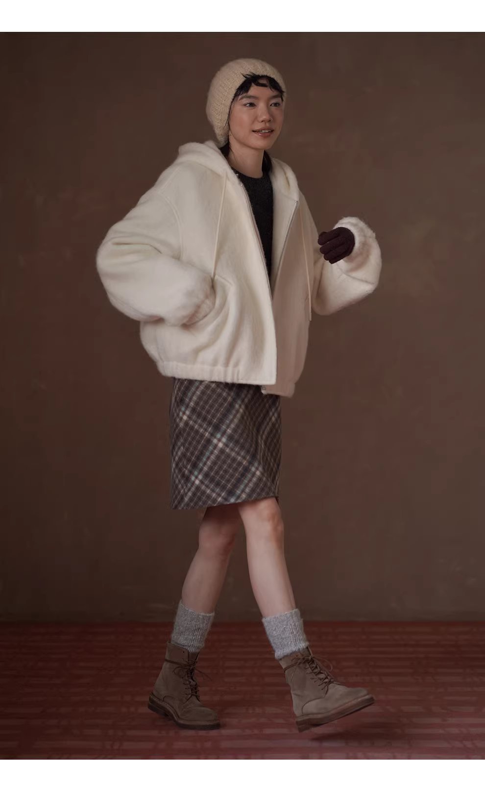 慵長雪夜長毛絨感羊毛混紡呢料連帽廓形氛圍夾棉短外套,慵長雪夜長毛絨感羊毛混紡呢料連帽廓形氛圍夾棉短外套,HBEW5117,慵長雪夜長毛絨感羊毛混紡呢料連帽廓形氛圍夾棉短外套,連帽外套,羊毛混紡