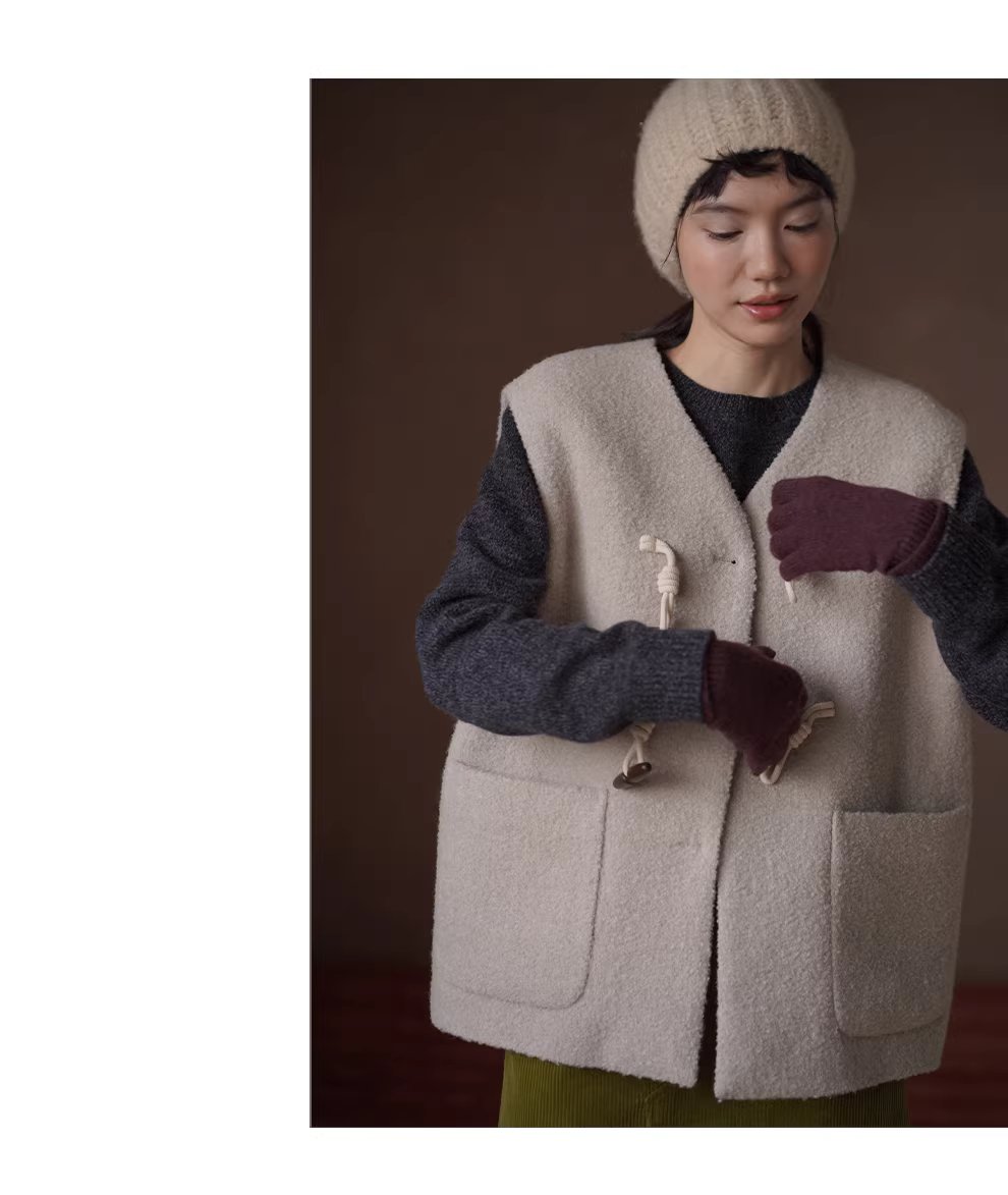 聖誕詩集高含量羊毛圈紗加厚絎棉牛角扣寬鬆V領馬甲女,聖誕詩集高含量羊毛圈紗加厚絎棉牛角扣寬鬆V領馬甲女,HBEW5118,聖誕詩集高含量羊毛圈紗加厚絎棉牛角扣寬鬆V領馬甲女,牛角排扣,羊毛混紡