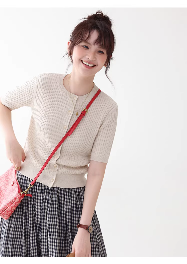 韓系純色扭花單排扣針織開襟衫女夏季新款溫柔短袖上衣,韓系純色扭花單排扣針織開襟衫女夏季新款溫柔短袖上衣,HBFS1085,韓系純色扭花單排扣針織開襟衫女夏季新款溫柔短袖上衣,圓領排扣,天絲亞麻