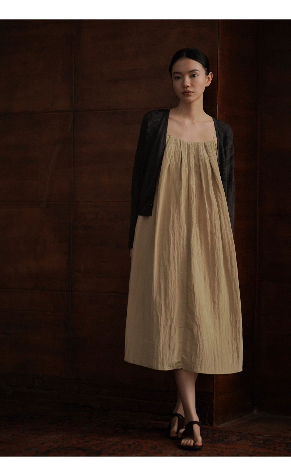 枯葉蝴蝶高訂壓皺工藝肌理感寬鬆A字顯瘦飄逸吊帶洋裝,枯葉蝴蝶高訂壓皺工藝肌理感寬鬆A字顯瘦飄逸吊帶洋裝,HBFS7046,枯葉蝴蝶高訂壓皺工藝肌理感寬鬆A字顯瘦飄逸吊帶洋裝,壓皺紋理,調節肩帶