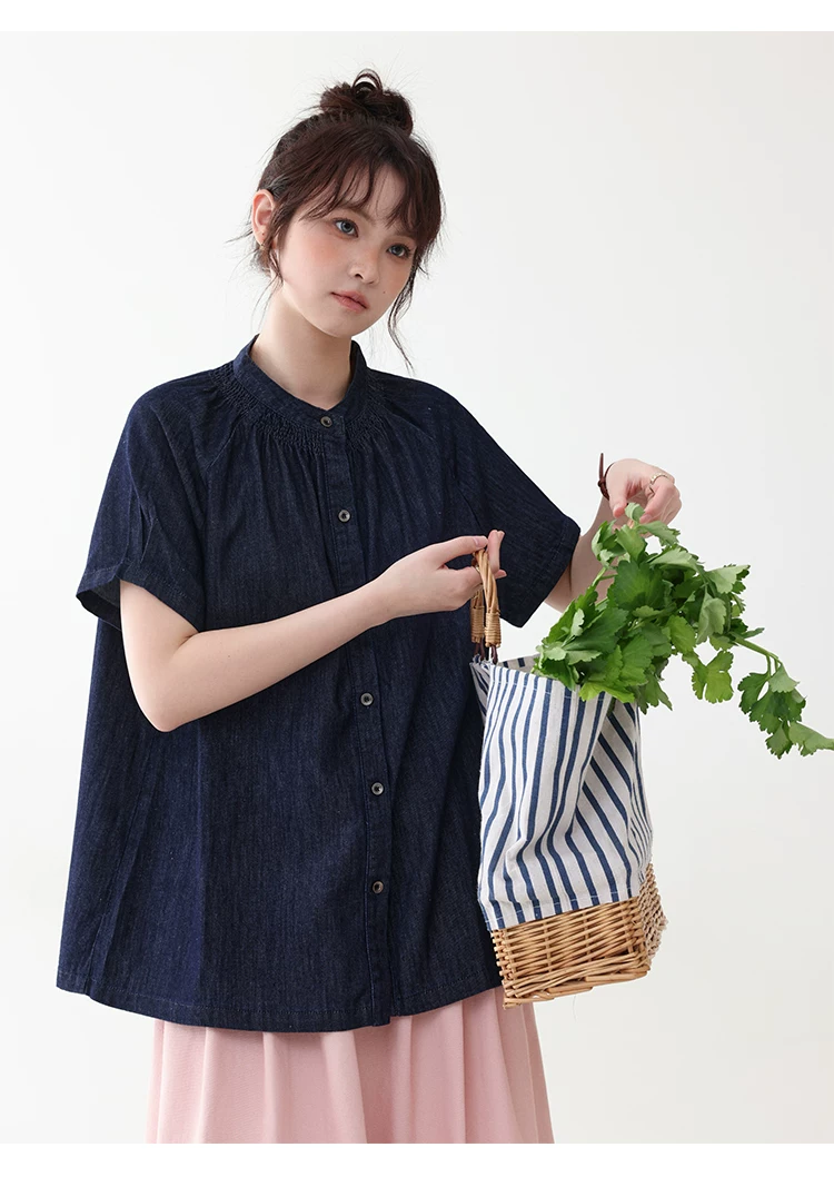 深藍色插肩袖單排扣牛仔襯衫女夏季新款寬鬆圓領上衣,深藍色插肩袖單排扣牛仔襯衫女夏季新款寬鬆圓領上衣,HBFS1104,深藍色插肩袖單排扣牛仔襯衫女夏季新款寬鬆圓領上衣,壓褶細節,俐落剪裁