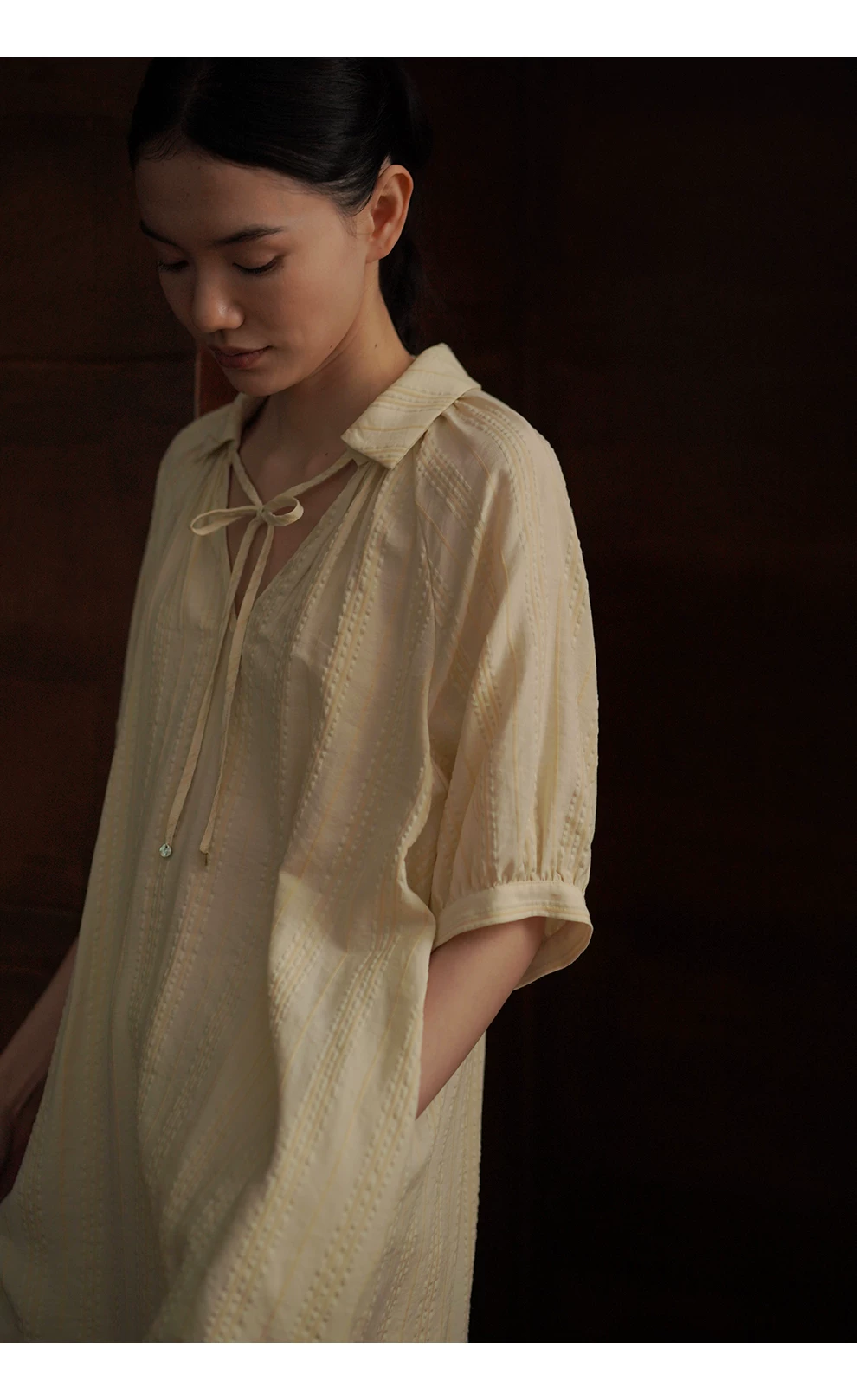 透氣親膚立體泡泡肌理細條紋寬鬆繫帶V領直筒顯瘦洋裝,透氣親膚立體泡泡肌理細條紋寬鬆繫帶V領直筒顯瘦洋裝,HBFS7050,透氣親膚立體泡泡肌理細條紋寬鬆繫帶V領直筒顯瘦洋裝,泡泡紋理,版型修飾