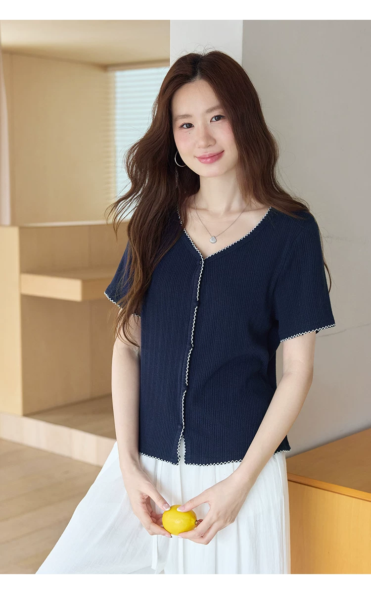大尺碼漂亮V領短袖針織衫女2026新款夏季正肩T恤上衣女高級感,大尺碼漂亮V領短袖針織衫女2026新款夏季正肩T恤上衣女高級感,HBFS1163,大尺碼漂亮V領短袖針織衫女2026新款夏季正肩T恤上衣女高級感,滾邊設計,正肩版型