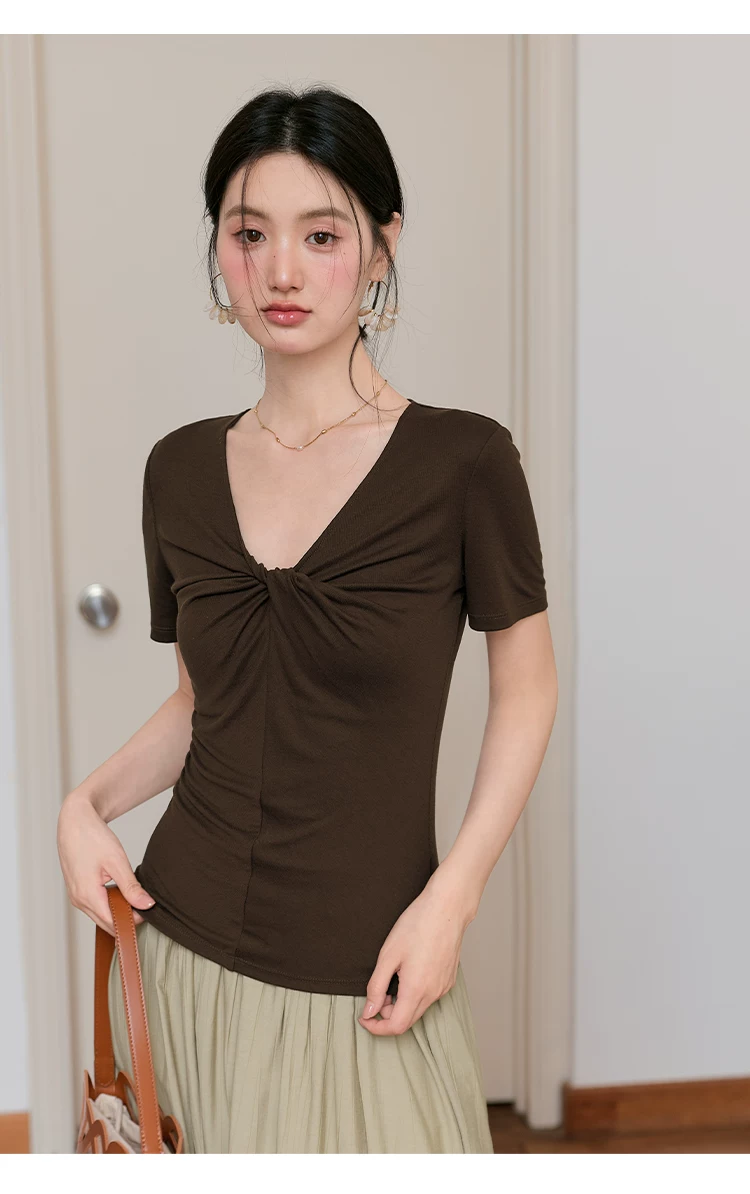 大尺碼正肩短袖氣質巨好看咖色T恤女2026新款夏裝扭結V領上衣,大尺碼正肩短袖氣質巨好看咖色T恤女2026新款夏裝扭結V領上衣,HBFS1177,大尺碼正肩短袖氣質巨好看咖色T恤女2026新款夏裝扭結V領上衣,扭結V領,修身版型