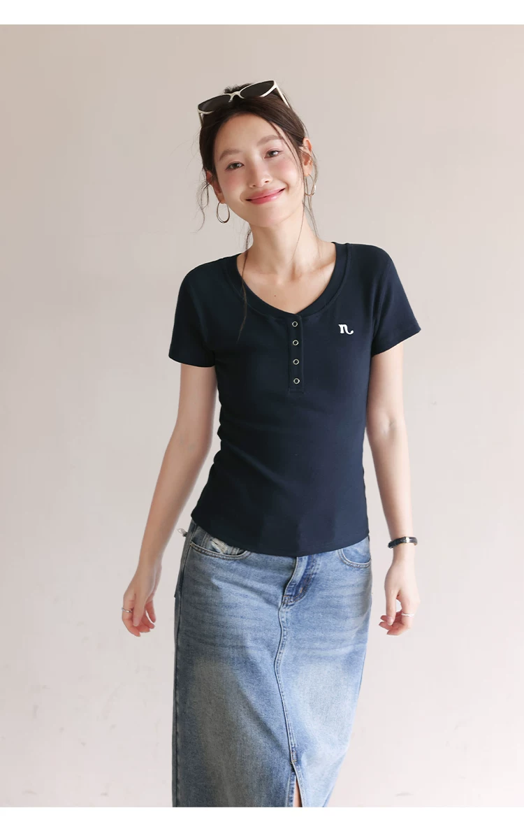 大尺碼亨利領短袖T恤女2026新款夏季穿搭胖mm顯瘦正肩上衣女,大尺碼亨利領短袖T恤女2026新款夏季穿搭胖mm顯瘦正肩上衣女,HBFS1180,大尺碼亨利領短袖T恤女2026新款夏季穿搭胖mm顯瘦正肩上衣女,半開排扣,字母刺繡