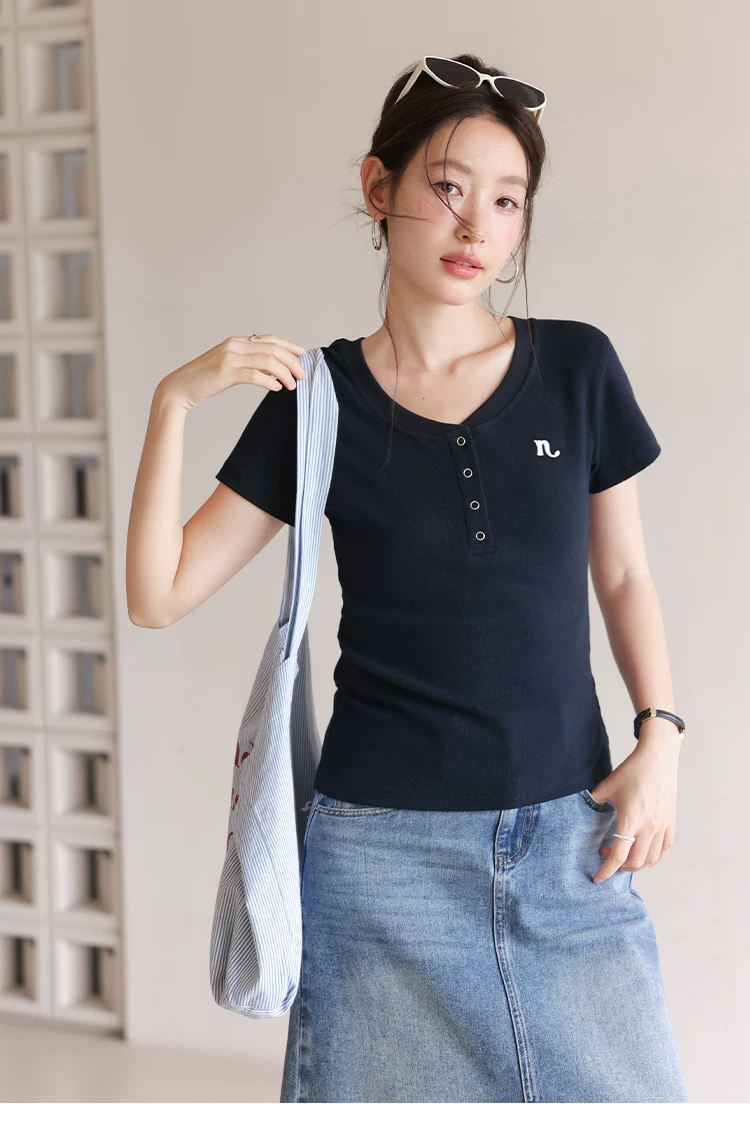 大尺碼亨利領短袖T恤女2026新款夏季穿搭胖mm顯瘦正肩上衣女,大尺碼亨利領短袖T恤女2026新款夏季穿搭胖mm顯瘦正肩上衣女,HBFS1180,大尺碼亨利領短袖T恤女2026新款夏季穿搭胖mm顯瘦正肩上衣女,半開排扣,字母刺繡