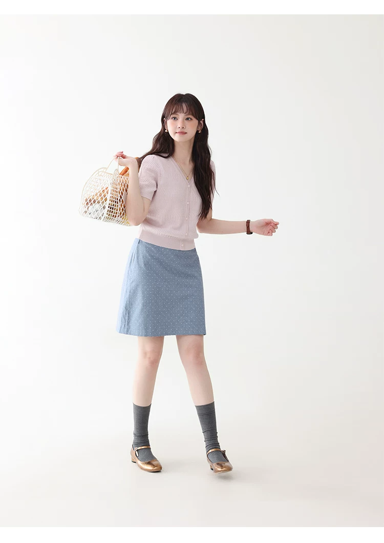 甜美純色v領單排扣針織衫女26夏季新款慵懶溫柔上衣,甜美純色v領單排扣針織衫女26夏季新款慵懶溫柔上衣,HBFS1113,甜美純色v領單排扣針織衫女26夏季新款慵懶溫柔上衣,V領排扣,薄款針織