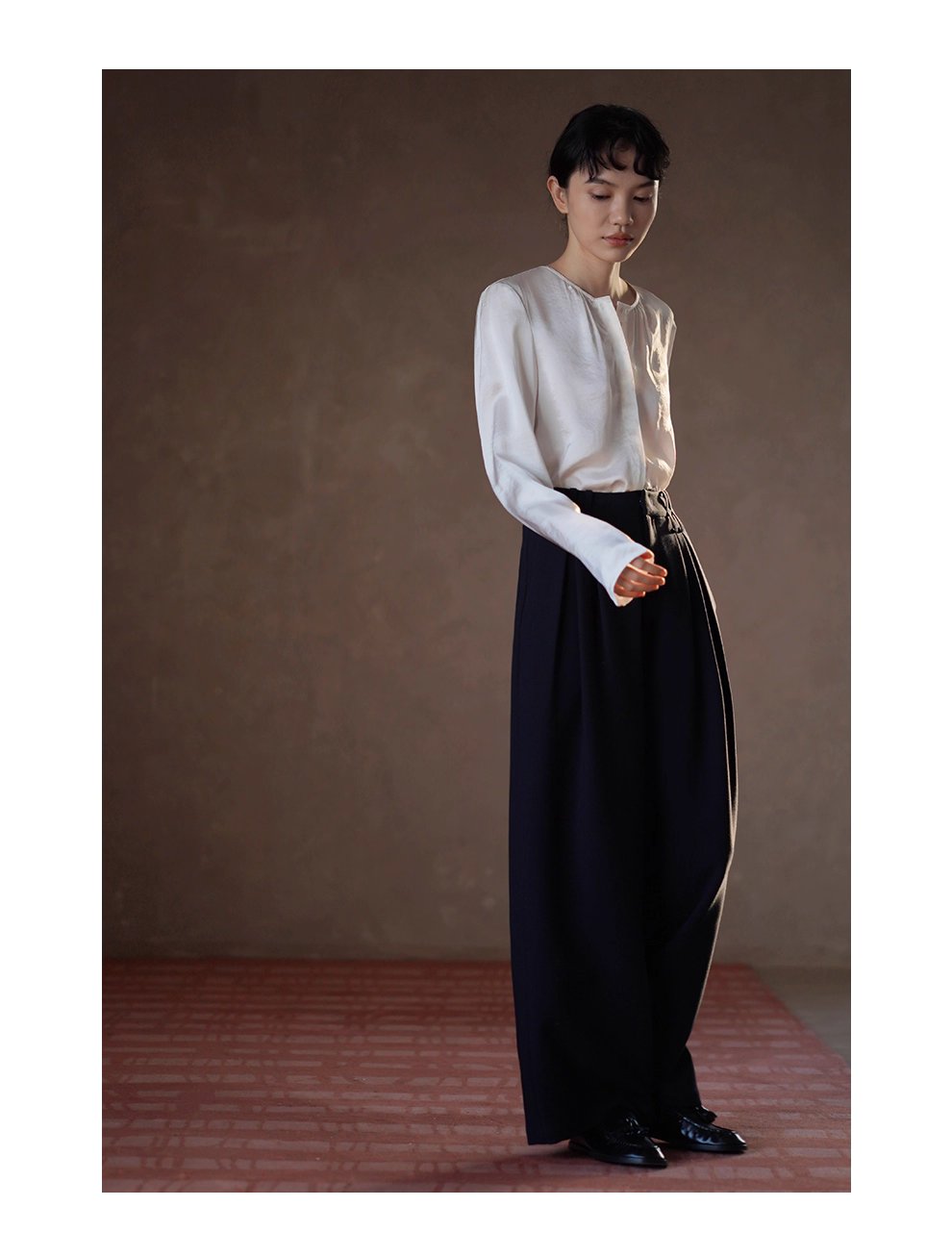 貴氣緞面質感光澤圓領褶皺寬鬆顯瘦通勤襯衫長袖上衣女