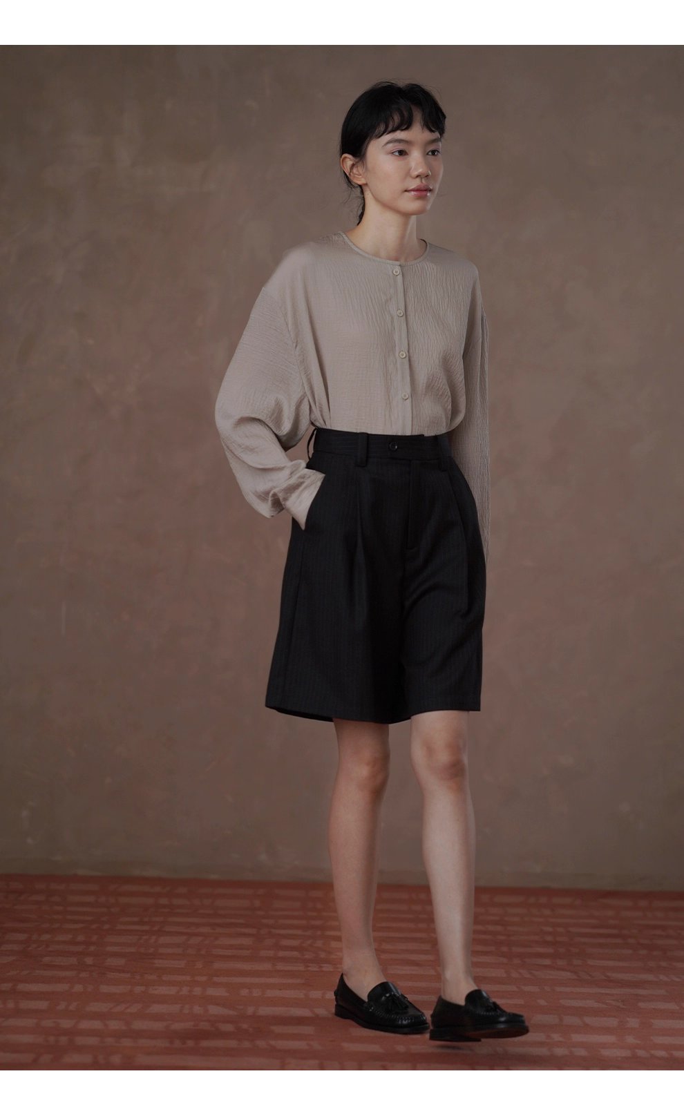 白櫻裊裊微亮光澤肌理感寬鬆顯瘦圓領通勤簡約長袖襯衫