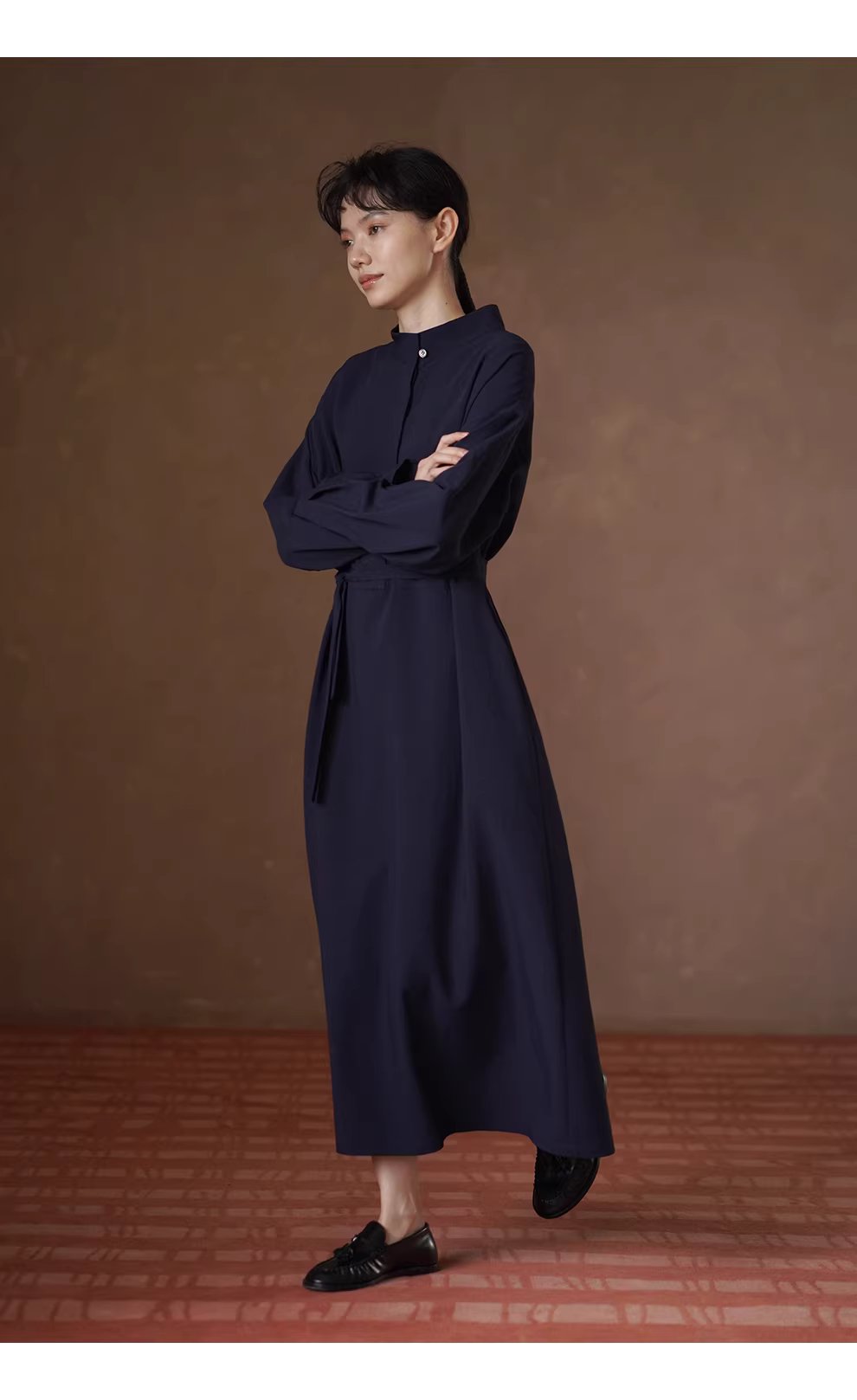 通勤氛圍垂順不易皺立領半開襟設計寬鬆直筒長洋裝,通勤氛圍垂順不易皺立領半開襟設計寬鬆直筒長洋裝,HBEW7058,通勤氛圍垂順不易皺立領半開襟設計寬鬆直筒長洋裝,立領單扣,腰間綁帶