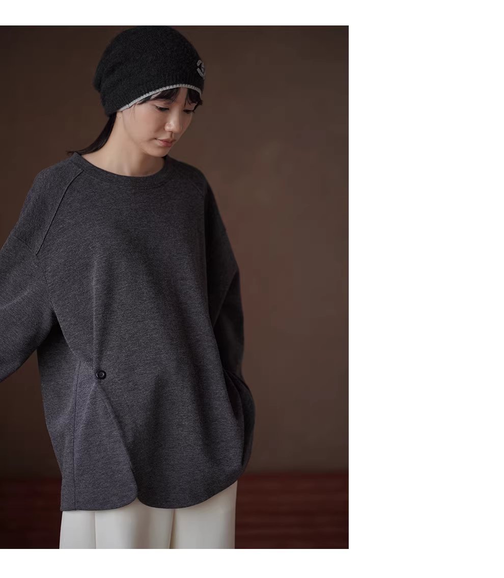 慵懶寬鬆毛感柔軟垂順薄呢圓領弧形下擺紐扣設計顯瘦T恤,慵懶寬鬆毛感柔軟垂順薄呢圓領弧形下擺紐扣設計顯瘦T恤,HBEW1141,慵懶寬鬆毛感柔軟垂順薄呢圓領弧形下擺紐扣設計顯瘦T恤,簡單有型,毛呢面料