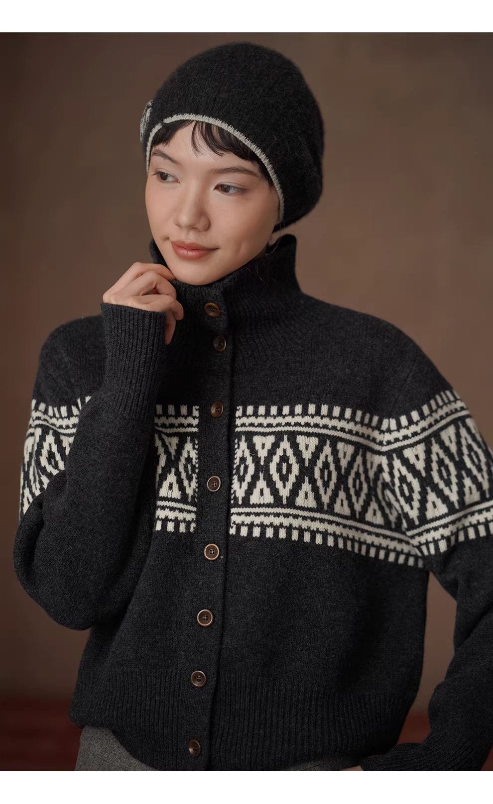 冬日經典撞色費爾島蓬鬆拉毛100羊毛立領寬鬆毛衣開襟衫女,冬日經典撞色費爾島蓬鬆拉毛100羊毛立領寬鬆毛衣開襟衫女,HBEW1161,冬日經典撞色費爾島蓬鬆拉毛100羊毛立領寬鬆毛衣開襟衫女,立領排扣,羊毛100%