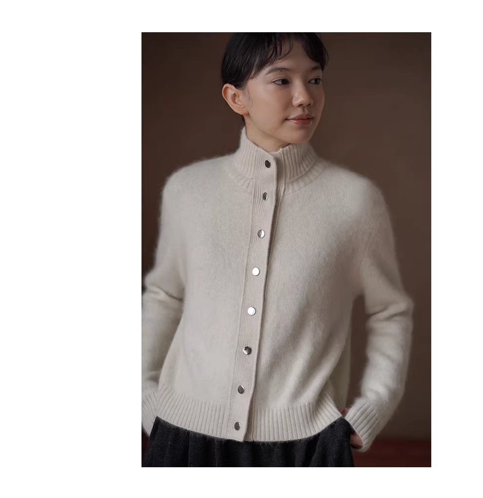 擁抱溫暖舒適輕盈蓬拉絨綿羊毛混紡立領保暖毛衣開襟衫女,擁抱溫暖舒適輕盈蓬拉絨綿羊毛混紡立領保暖毛衣開襟衫女,HBEW5110,擁抱溫暖舒適輕盈蓬拉絨綿羊毛混紡立領保暖毛衣開襟衫女,立領排扣,羊毛混紡