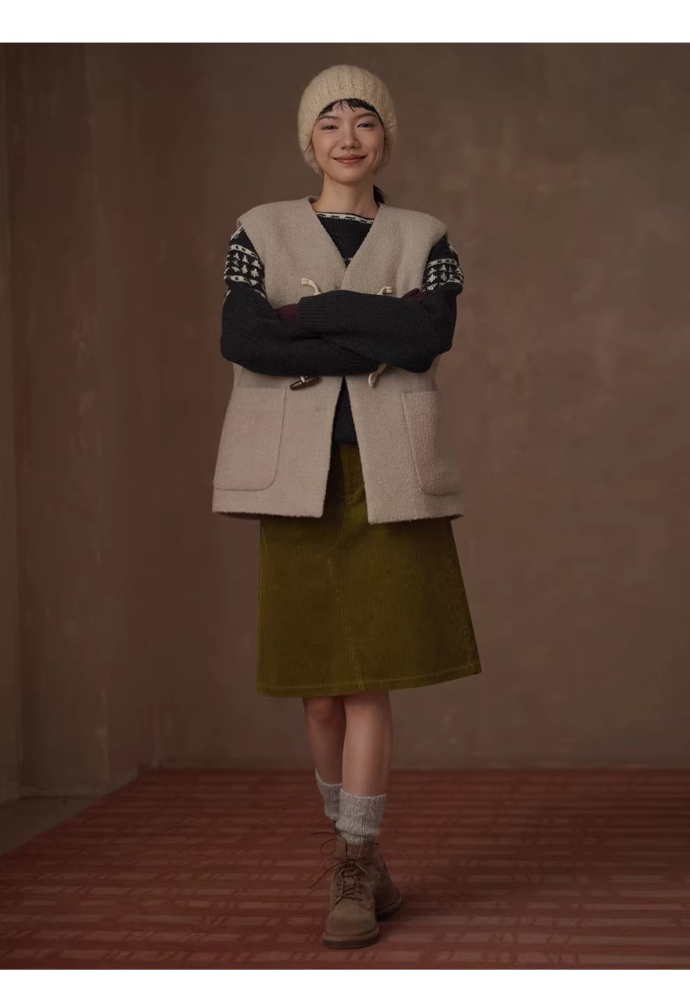 聖誕詩集高含量羊毛圈紗加厚絎棉牛角扣寬鬆V領馬甲女,聖誕詩集高含量羊毛圈紗加厚絎棉牛角扣寬鬆V領馬甲女,HBEW5118,聖誕詩集高含量羊毛圈紗加厚絎棉牛角扣寬鬆V領馬甲女,牛角排扣,羊毛混紡