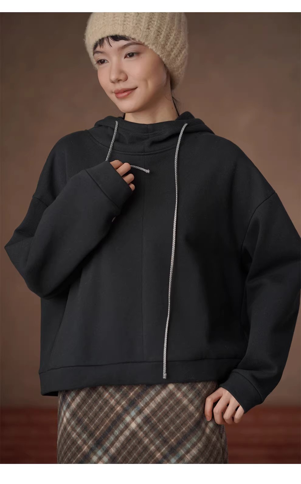 極簡休閒風半高領廓形顯瘦落肩遮肉不挑人鬆弛連帽衛衣,極簡休閒風半高領廓形顯瘦落肩遮肉不挑人鬆弛連帽衛衣,HBEW1179,極簡休閒風半高領廓形顯瘦落肩遮肉不挑人鬆弛連帽衛衣,連帽抽繩,落肩設計