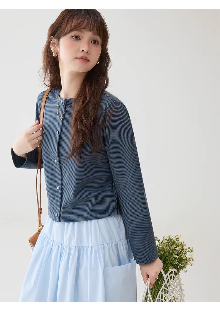 藏青條紋單排扣短款T恤女春季新款韓系長袖上衣,藏青條紋單排扣短款T恤女春季新款韓系長袖上衣,HBFS1029,藏青條紋單排扣短款T恤女春季新款韓系長袖上衣,圓領排扣,撞色橫紋