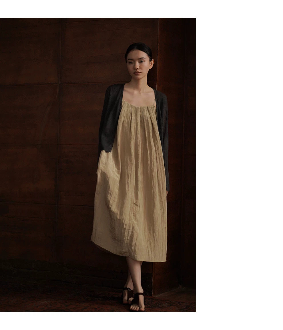 枯葉蝴蝶高訂壓皺工藝肌理感寬鬆A字顯瘦飄逸吊帶洋裝,枯葉蝴蝶高訂壓皺工藝肌理感寬鬆A字顯瘦飄逸吊帶洋裝,HBFS7046,枯葉蝴蝶高訂壓皺工藝肌理感寬鬆A字顯瘦飄逸吊帶洋裝,壓皺紋理,調節肩帶