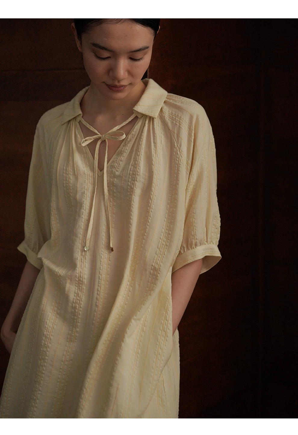 透氣親膚立體泡泡肌理細條紋寬鬆繫帶V領直筒顯瘦洋裝,透氣親膚立體泡泡肌理細條紋寬鬆繫帶V領直筒顯瘦洋裝,HBFS7050,透氣親膚立體泡泡肌理細條紋寬鬆繫帶V領直筒顯瘦洋裝,泡泡紋理,版型修飾