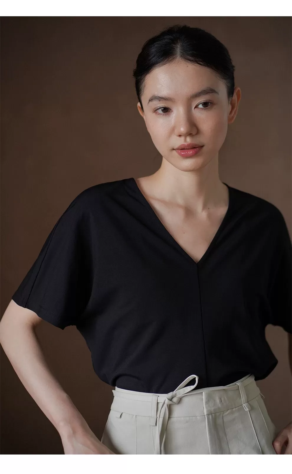 利落紙片人柔軟彈性垂墜感立裁微收腰V領顯瘦短袖通勤T恤,利落紙片人柔軟彈性垂墜感立裁微收腰V領顯瘦短袖通勤T恤,HBFS1154,利落紙片人柔軟彈性垂墜感立裁微收腰V領顯瘦短袖通勤T恤,V領造型,垂墜感佳