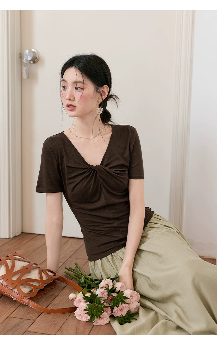 大尺碼正肩短袖氣質巨好看咖色T恤女2026新款夏裝扭結V領上衣,大尺碼正肩短袖氣質巨好看咖色T恤女2026新款夏裝扭結V領上衣,HBFS1177,大尺碼正肩短袖氣質巨好看咖色T恤女2026新款夏裝扭結V領上衣,扭結V領,修身版型