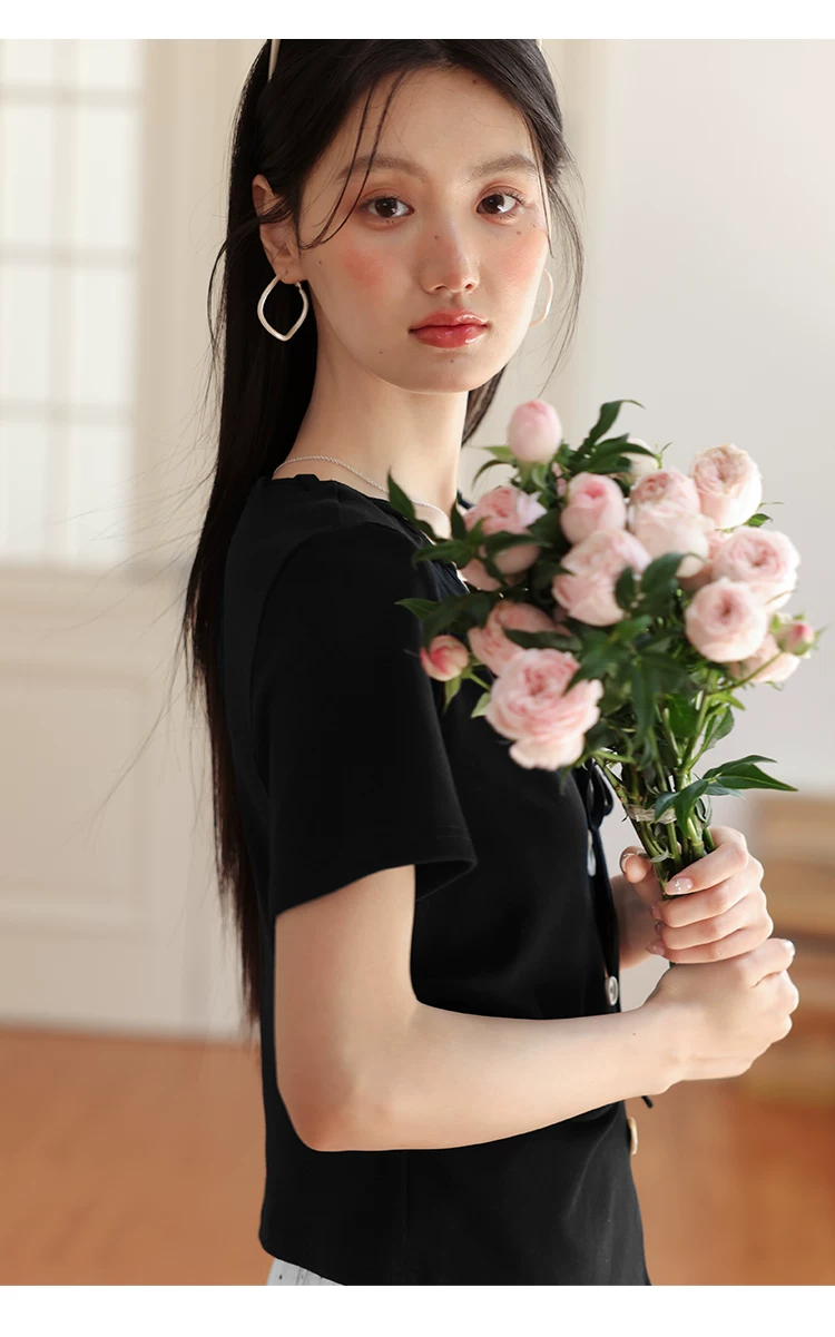 微胖大尺碼正肩黑色短袖T恤女2026新款夏季設計感繫帶v領上衣,微胖大尺碼正肩黑色短袖T恤女2026新款夏季設計感繫帶v領上衣,HBFS1200,微胖大尺碼正肩黑色短袖T恤女2026新款夏季設計感繫帶v領上衣,V領繫繩,修身顯瘦