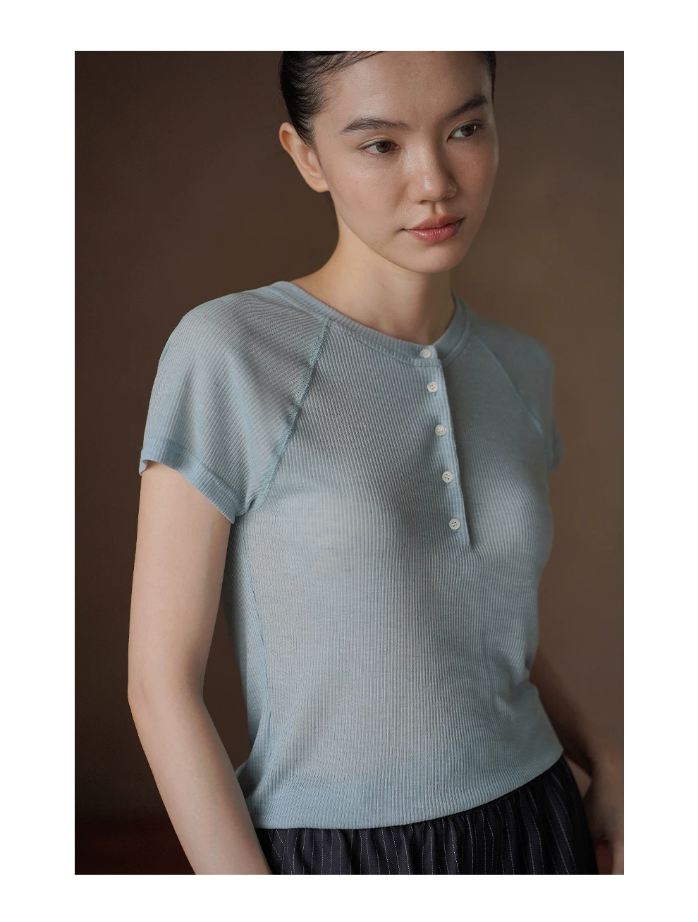 清爽夏日坑條肌理萊賽爾亞麻混紡插肩袖顯瘦圓領短袖T恤,清爽夏日坑條肌理萊賽爾亞麻混紡插肩袖顯瘦圓領短袖T恤,HBFS1404,清爽夏日坑條肌理萊賽爾亞麻混紡插肩袖顯瘦圓領短袖T恤,圓領排釦,剪裁修身
